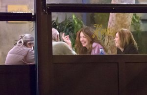 La modelo y sus excuñadas compartieron risas y complicidad toda la velada