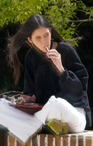 La hija de la Infanta Elena, en un descanso entre clase y clase