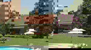 Esta propiedad de ensueño cuenta con una casa para invitados anexa a la propiedad principal