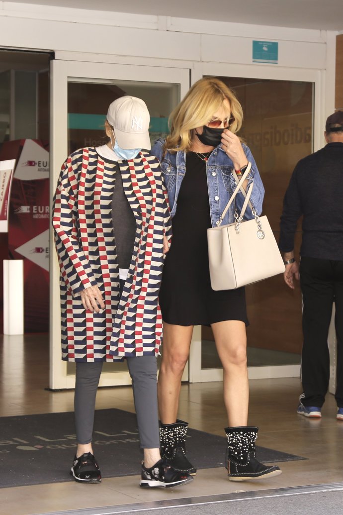 Mila, cabizbaja, abandonando el hospital