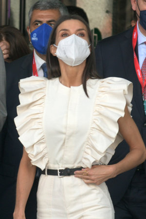 La Reina, espectacular con un mono blanco de volantes