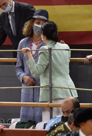 La Infanta Elena compartió confidencias con Díaz Ayuso en los toros
