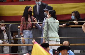 Victoria Federica se acercó a saludar a su madre y a la Presidenta de la Comunidad de Madrid