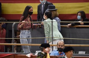 Victoria se acercó a saludar a su madre y a Isabel Díaz Ayuso