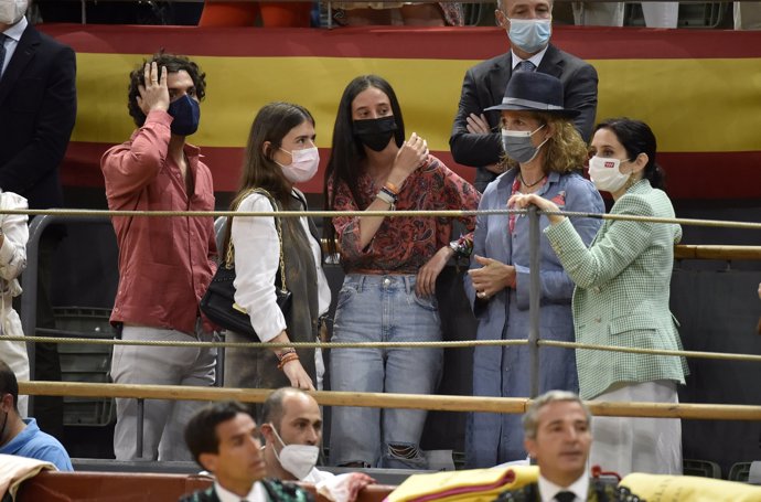 Victoria Federica y sus amigos se acercaron a saludar a la Infanta y a Díaz Ayuso