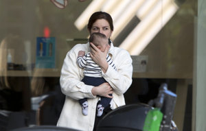 Mónica Moreno, muy cariñosa con su bebé