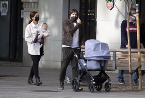 La pareja dio un paseo con su segundo hijo por la Milla de Oro madrileña