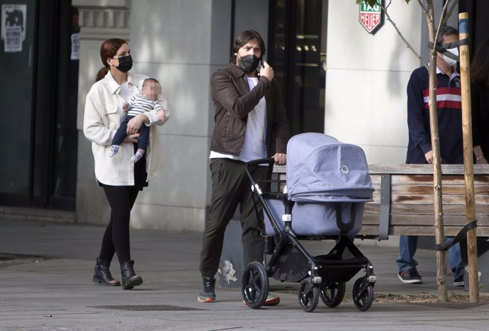 La feliz familia paseó por la Milla de Oro madrileña