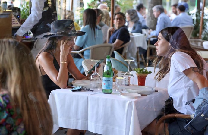 Laura Matamoros y Carla Barber, comida de amigas