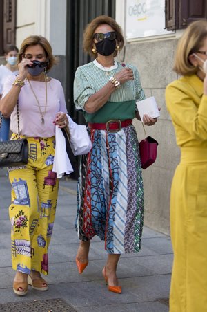 La madre de Rafa y Luis Medina, ideal con su colorido look primaveral