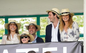 Haciendo caso omiso a los rumores, la pareja demostró que sigue tan enamorada como el primer día