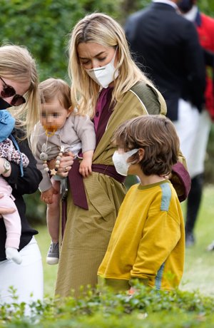 La 'it girl', una madraza con sus hijos Amancio y Matilda