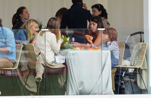 Marta, disfrutando con su hijo Amancio y unas amigas de un perrito caliente