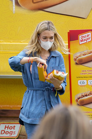 De lo más sonriente, la hija de Amancio Ortega adquirió unos perritos en un puesto de comida rápida