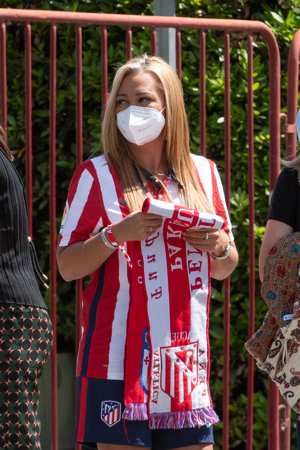 Belén Esteban ha celebrado el título de Liga del Atlético en la Plaza de Neptuno