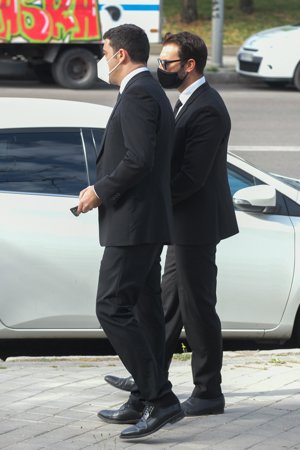 Marc y Yelko Ostarcevic esperando a su madre en el Cementerio