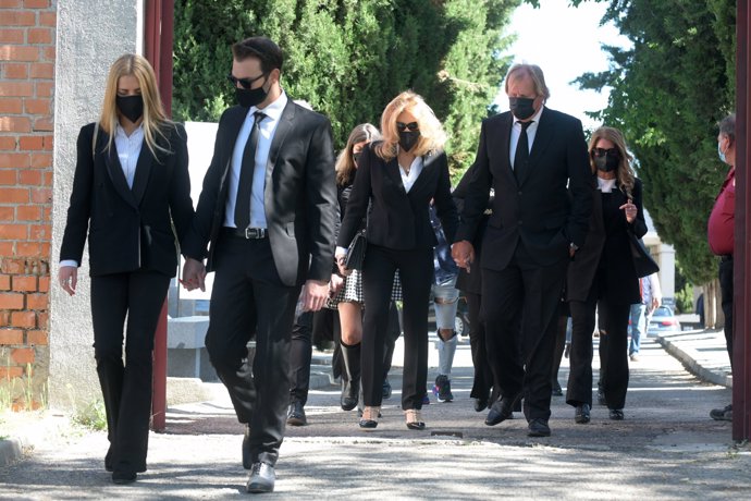 Norma Duval y su familia, tras el entierro de su madre