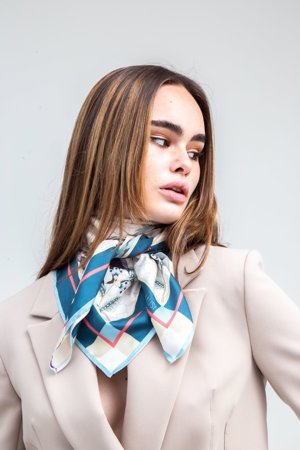 En el cuello, para proteger esta delicada parte del cuerpo en las noches frescas de verano