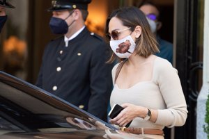 La joven continúa con sus compromisos profesionales tras defender su amor a capa y espada