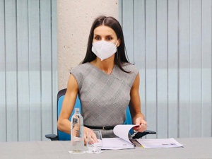 La Reina, con un look sobrio y discreto