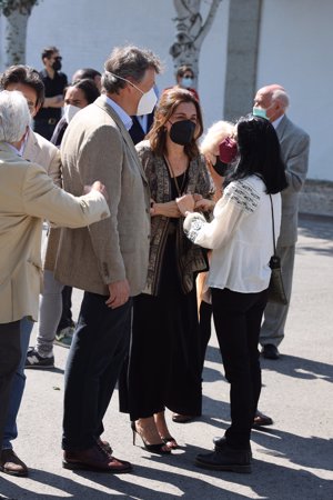 Mónica Molina, recibiendo el cariño de sus seres queridos