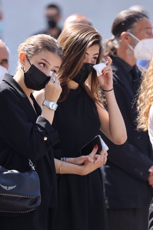 Candela Coronado y una de sus primas, muy afectadas