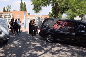 La familia, con el coche fúnebre, camino al entierro