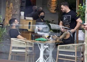 Jesus Castro y Alba Casillas  en una céntrica terraza de la capital