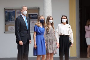 Leonor, muy elegante con un vestido azulón