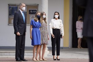 Leonor, muy sonriente, ha posado a su llegada con sus padres y su hermana Sofía