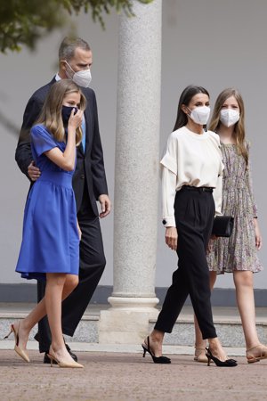 La Reina, con un moderno look en la confirmación de su hija Leonor
