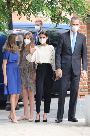 Doña Letizia, con un look 'black & white' en la confirmación de Leonor