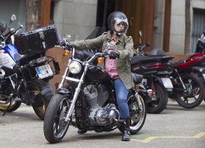 Genoveva sorteó el tráfico sobre su Harley Davidson