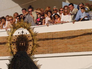 Rocío Jurado, con toda su familia en el balcón de su casa de Chipiona viendo a la Virgen de Regl