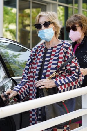 La colaboradora, visiblemente recuperada, acudió con su hermana al hospital