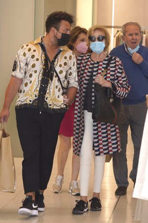 La colaboradora ha disfrutado de una jornada de shopping en familia tras vacunarse