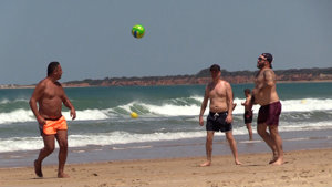 El Dj aprovechó para jugar a la pelota con amigos en la orilla