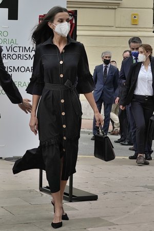 La Reina ha estrenado un favorecedor vestido negro de volantes en mangas y bajo