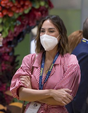 Tamara,  con un favorecedor traje de cuadros