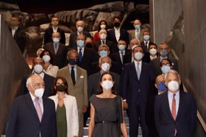 Doña Letizia, muy elegante con su nuevo vestido gris con mangas asimétricas