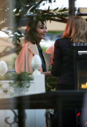 Isabel, muy relajada con sus amigos durante la velada