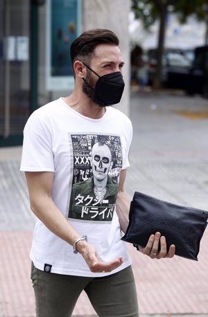 Antonio David Flores continúa con su día a día y ha ido a la peluquería