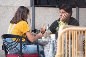 Francisco y Tana tomaron el aperitivo en una céntrica terraza de la capital