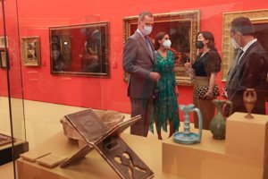 Los monarcas, recorriendo la exposición