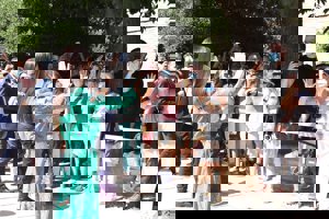 La Reina ha saludado al público que les esperaba expectantes