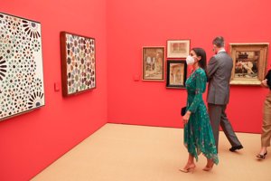 Doña Letizia, con su favorecedor vestido verde de Maje