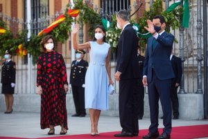 La Reina Letizia he enamorado con su misterioso vestido azul cielo