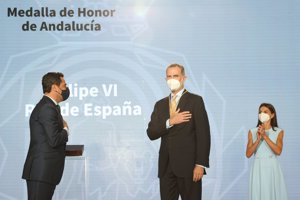 Doña Letizia, muy orgullosa del Rey durante la entrega de la Medalla