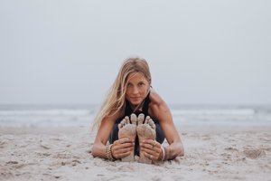 Lucía Liencres nos desvela las mejores posturas para multiplicar los efectos del yoga este verano