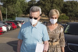 El exdiestro, tranquilo e inseparable de Ana María Aldón, a su llegada al hospital